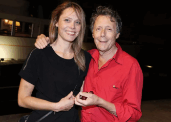 Antoine de Maximy en couple avec Magali, de 20 ans sa cadette, il se livre comme rarement : "On est ensemble depuis quatre ans..." 10 Antoine de Maximy en couple avec Magali, de 20 ans sa cadette, il se livre comme rarement : "On est ensemble depuis quatre ans..." Antoine de Maximy en couple avec Magali, de 20 ans sa cadette, il se livre comme rarement : « On est ensemble depuis quatre ans… »