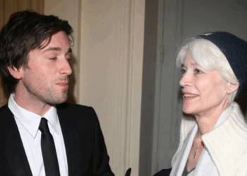 "Rien ne presse" : un an après la disparition de sa mère, Thomas Dutronc révèle pourquoi Françoise Hardy n’a toujours pas de tombe 5 "Rien ne presse" : un an après la disparition de sa mère, Thomas Dutronc révèle pourquoi Françoise Hardy n’a toujours pas de tombe « Rien ne presse » : un an après la disparition de sa mère, Thomas Dutronc révèle pourquoi Françoise Hardy n’a toujours pas de tombe