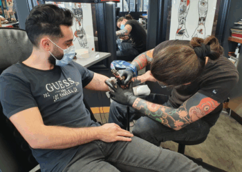 « Plus personne n’a de travail »: saturation du marché, concurrence déloyale et colère chez les tatoueurs