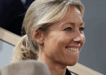 "Je prépare ma valise", Anne-Sophie Lapix débarque sur M6, ce célèbre animateur de la chaîne ironise déjà 11 "Je prépare ma valise", Anne-Sophie Lapix débarque sur M6, ce célèbre animateur de la chaîne ironise déjà « Je prépare ma valise », Anne-Sophie Lapix débarque sur M6, ce célèbre animateur de la chaîne ironise déjà