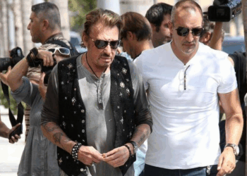 “Si Laeticia tombe sur…” : un secret bien gardé entre Johnny Hallyday et son garde du corps dévoilé 3 “Si Laeticia tombe sur…” : un secret bien gardé entre Johnny Hallyday et son garde du corps dévoilé “Si Laeticia tombe sur…” : un secret bien gardé entre Johnny Hallyday et son garde du corps dévoilé