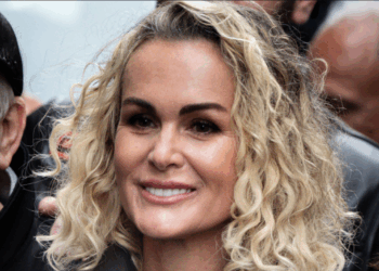 Laeticia Hallyday : une entreprise de nettoyage intervient à son domicile pour effacer des traces de sang après une énorme blessure 12 Laeticia Hallyday : une entreprise de nettoyage intervient à son domicile pour effacer des traces de sang après une énorme blessure Laeticia Hallyday : une entreprise de nettoyage intervient à son domicile pour effacer des traces de sang après une énorme blessure