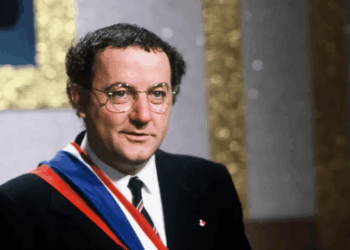 Coluche, 39 ans qu’il nous a quittés : un document retrouvé soulève de nouvelles questions… 1 Coluche, 39 ans qu’il nous a quittés : un document retrouvé soulève de nouvelles questions… Coluche, 39 ans qu’il nous a quittés : un document retrouvé soulève de nouvelles questions…