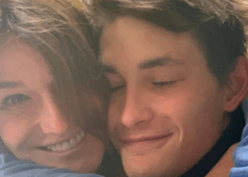 Carla Bruni : son fils Aurélien a 24 ans, elle dévoile de rares clichés de lui pour l'occasion ! 9 Carla Bruni : son fils Aurélien a 24 ans, elle dévoile de rares clichés de lui pour l'occasion ! Carla Bruni : son fils Aurélien a 24 ans, elle dévoile de rares clichés de lui pour l’occasion !