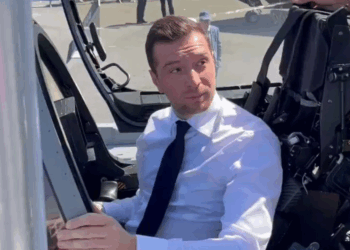 Au Salon du Bourget, Jordan Bardella ne peut s’empêcher une pique sur le physique de Bayrou 5 Au Salon du Bourget, Jordan Bardella ne peut s’empêcher une pique sur le physique de Bayrou Au Salon du Bourget, Jordan Bardella ne peut s’empêcher une pique sur le physique de Bayrou