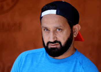 Cyril Hanouna débarque sur Europe 1 avec un gros pansement sur la gorge et ça fait mal à voir 16 Cyril Hanouna débarque sur Europe 1 avec un gros pansement sur la gorge et ça fait mal à voir Cyril Hanouna débarque sur Europe 1 avec un gros pansement sur la gorge et ça fait mal à voir