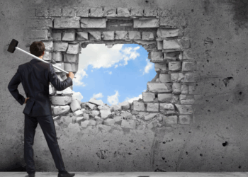 Exaspéré par des impayés de loyers, il casse le mur du local commercial de son locataire 14 Exaspéré par des impayés de loyers, il casse le mur du local commercial de son locataire Exaspéré par des impayés de loyers, il casse le mur du local commercial de son locataire