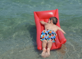 Emporté par le vent, un enfant dérive en mer 4 km sur un matelas pneumatique