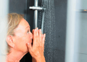 À partir de 65 ans, à quelle fréquence faut-il se doucher ?