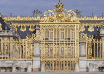 Une fillette de 10 ans décède dans la cour de Versailles après s’être plainte de la chaleur