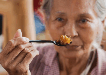 Maladie d’Alzheimer : consommer cet aliment après 17 heures impacte les fonctions cognitives, selon une diététicienne