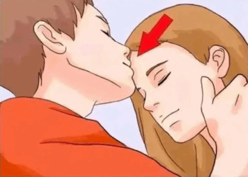 C’est pourquoi vous devriez vous soucier des baisers sur le front