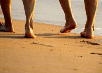 Il marche pieds nus dans le sable, ses jambes finissent infectées par des vers sous la peau
