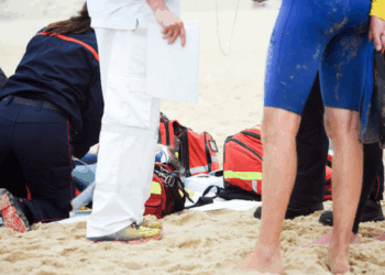 Un ado de 17 ans décède après avoir creusé un trou sur la plage et s&rsquo;être retrouvé enterré vivant