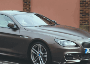 À 14 ans, elle vole la voiture de sa mère pour une virée romantique… qui tourne mal !