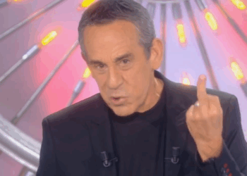 Thierry Ardisson : ce doigt d&rsquo;honneur à ses détracteurs devenu culte pour lequel il ne s&rsquo;est jamais excusé