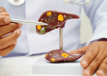 Cancer du foie : les symptômes de cette maladie qui a causé le décès de Thierry Ardisson