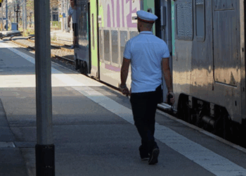 Ce contrôleur de train se trompe en disant “bonjour”, une plainte est déposée contre lui : “Qu&rsquo;un voyageur porte plainte pour ça…”