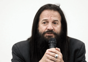 Francis Lalanne atteint d’un cancer : il révèle s’être soigné avec un traitement “interdit en France”