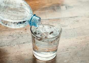 Cette eau de source contient une bactérie: ne la buvez plus