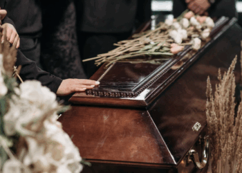 Un couple accuse deux entreprises de pompes funèbres de leur avoir envoyé cette chose de leur fils dans une boîte