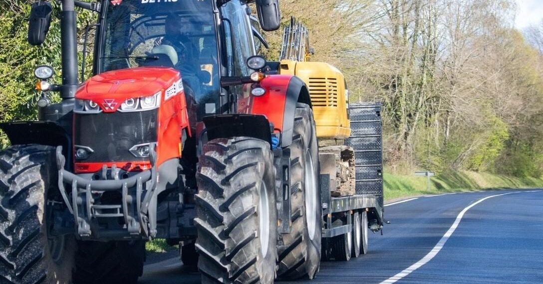 Ce détail sur le dépassement de tracteur que 9 conducteurs sur 10 ignorent : 135€ d'amende et... 5 Ce détail sur le dépassement de tracteur que 9 conducteurs sur 10 ignorent : 135€ d'amende et... 71146c7b 4390 45dc 9fbd bd644046405d voiture
