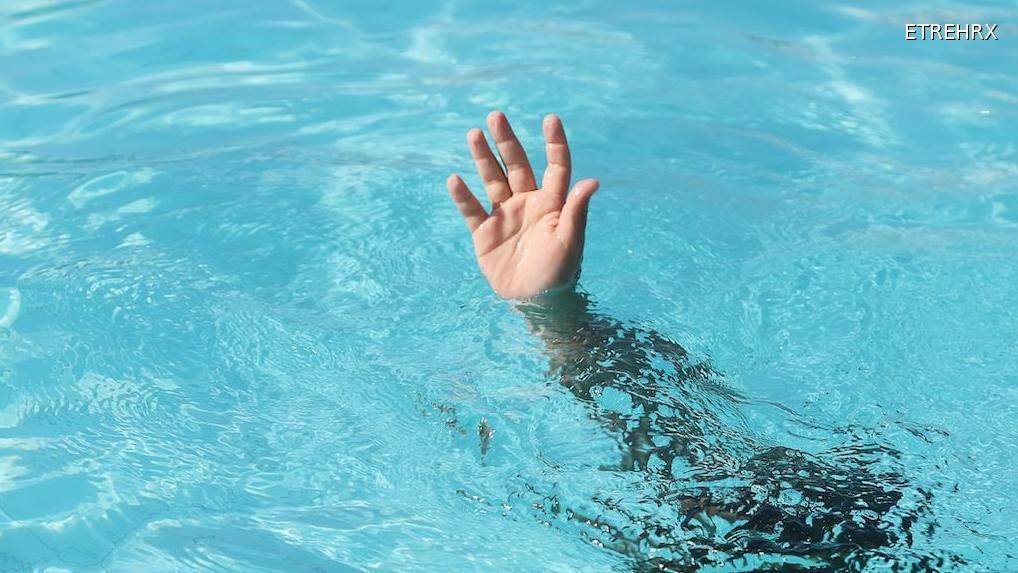 Son père le découvre inanimé au fond de la piscine mais le ramène à la vie grâce à ce geste 4 Son père le découvre inanimé au fond de la piscine mais le ramène à la vie grâce à ce geste Image d'illustration © ETREHEUREUX