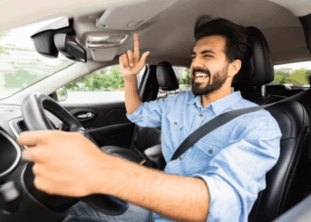 Vacances : une amende salée pour les conducteurs qui écoutent de la musique en voiture sans respecter cette règle