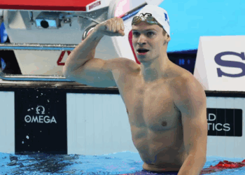 « Je ne savais pas que j&rsquo;étais aussi rapide » : Léon Marchand après son record du monde du 200 m 4 nages