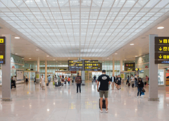 Des parents abandonnent leur fils de 10 ans à l&rsquo;aéroport pour ne pas rater leur vol