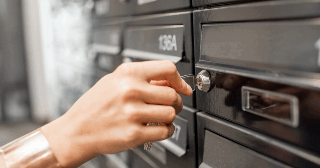 Paris : Une femme laisse ses clefs dans sa boîte aux lettres et se fait voler un million d’euros de bijoux