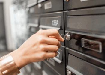 Paris : Une femme laisse ses clefs dans sa boîte aux lettres et se fait voler un million d’euros de bijoux