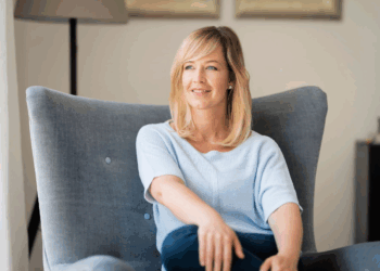 « A 53 ans, j&rsquo;ai quitté mon époux ainsi que mes 3 enfants pour un homme de 35 ans rencontré en vacances »