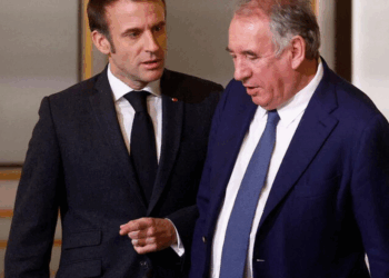 Macron juge que son « ami » Bayrou peut « tenir le gouvernement » jusqu’en 2027