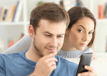 Elle fouille dans le téléphone de son mari et tombe sur quelque chose d’inattendu…