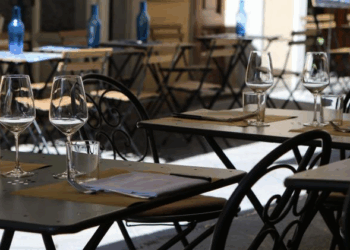 Deux touristes françaises partent sans payer : la restauratrice les retrouve sur Facebook et se rend devant leur logement