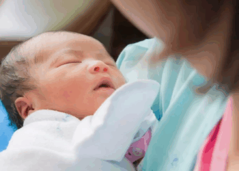 Une fillette de 11 ans accouche à domicile sans assistance médicale : sa mère et son beau-père inculpés pour négligence