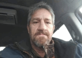 Il apprend que sa fille a été trahie pour 1000 €… ce qu’il fait ensuite bouleverse tout le pays