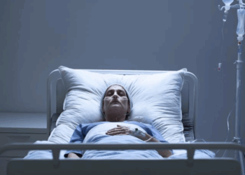 Dans le coma pendant 3 mois, il se réveille et dit deux mots bouleversants à sa mère