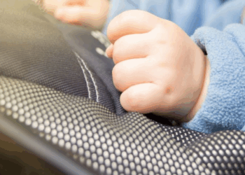 Le bébé tombe d’une voiture en marche : son frère de 3 ans le détache avant d’ouvrir la portière