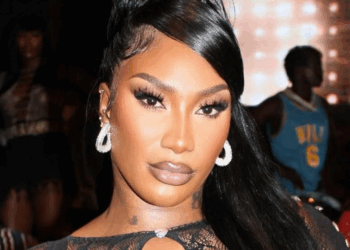 Aya Nakamura infidèle et au lit avec “Damso, Niska, RK, Balotelli, Turam…”, son ex-compagnon balance tout