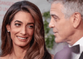 Amal Clooney au lac de Côme : sa mini robe à plumes fait sensation, elle attire tous les regards