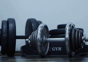 Elle refuse d’enlever son voile et se fait exclure de son club de musculation, son frère débarque