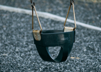 Elle pousse son fils de 3 ans sur la balançoire pendant 44 heures, l’issue est effroyable