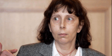 Une mère condamnée après avoir ôté la vie en plein procès à l’assassin présumé de sa fille de 7 ans