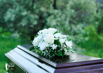 Un couple veut être enterré près de son fils décédé : il découvre que la tombe…