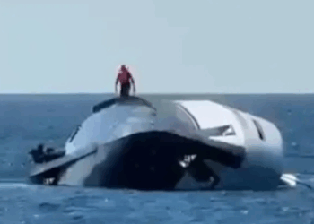 « Il a vite commencé à tanguer » : un yacht de luxe à un million de dollars coule seulement 15 minutes après son inauguration