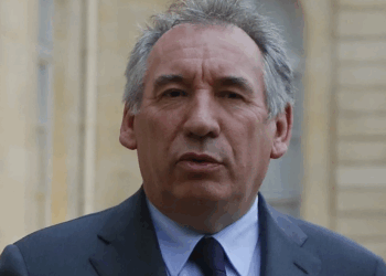“T&rsquo;es trop minable pour ça” : près de démissionner, François Bayrou pète les plombs en direct