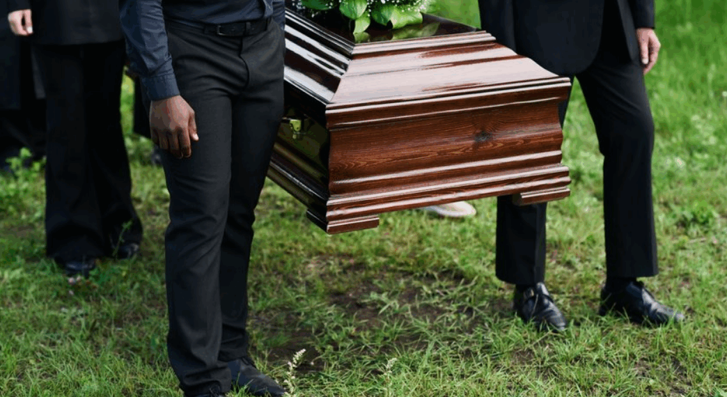 Un père meurt d’une crise cardiaque en assistant à l’enterrement de son fils 7 Un père meurt d’une crise cardiaque en assistant à l’enterrement de son fils Un père meurt d’une crise cardiaque en assistant à l’enterrement de son fils