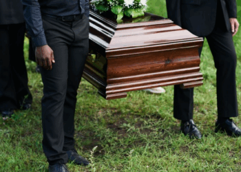 Un père meurt d’une crise cardiaque en assistant à l’enterrement de son fils